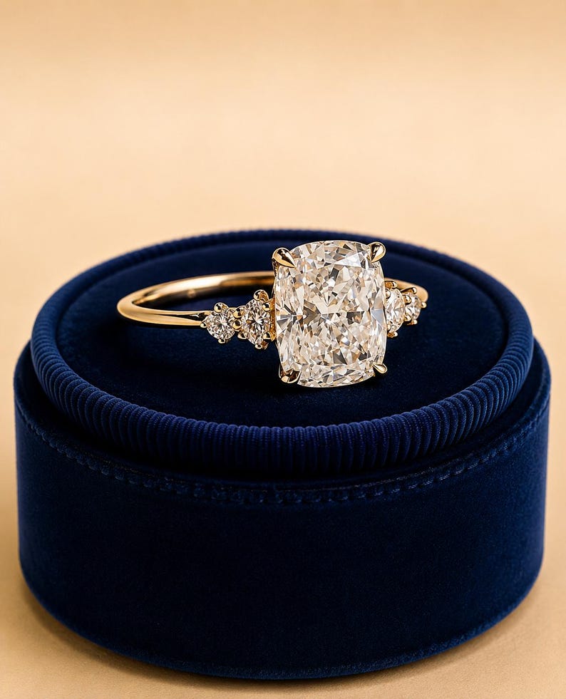 Cushion cut diamond outline for engagement ring design