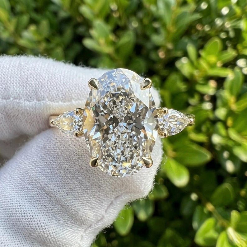 Oval diamond proportions and face-up shape