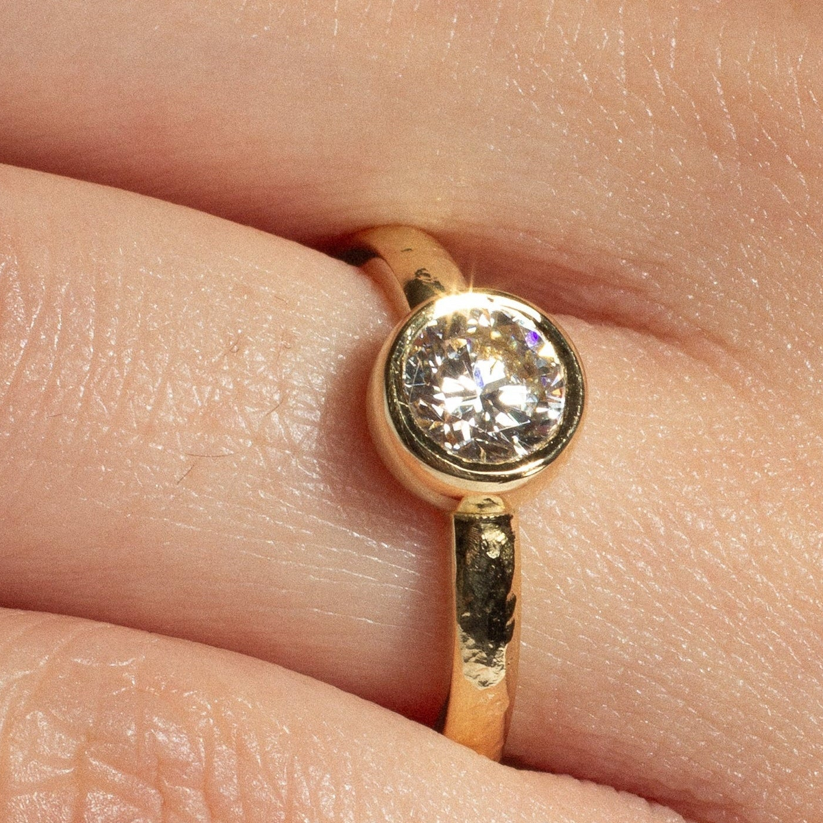 Bezel engagement ring setting with protective low profile
