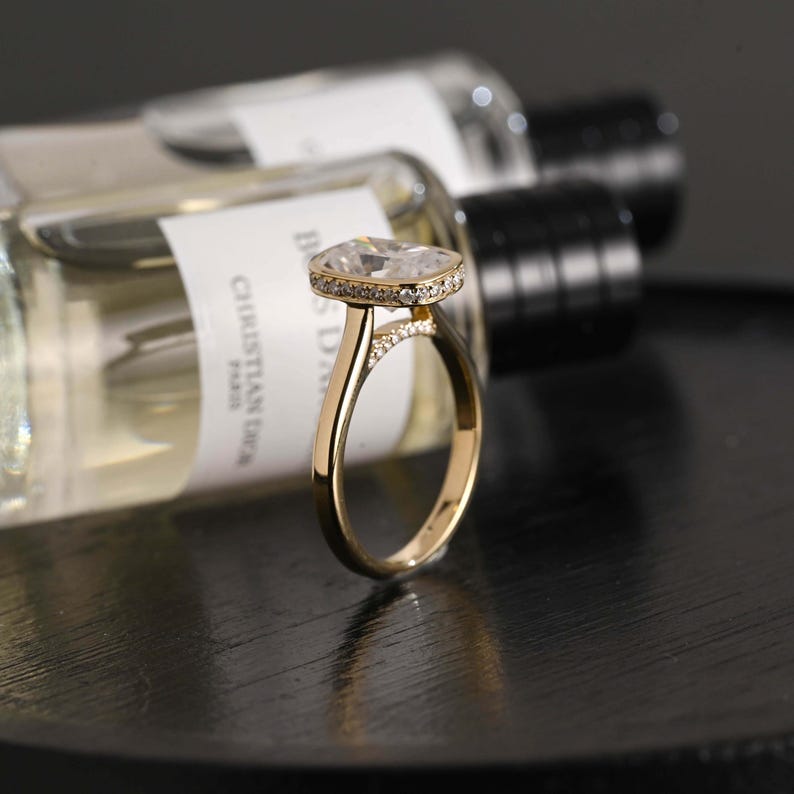 Solitaire-style cathedral engagement ring structure