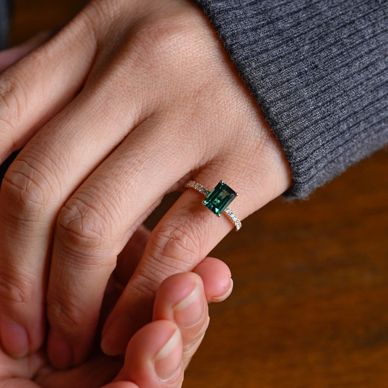 Emerald treatment and oiling scale for engagement rings