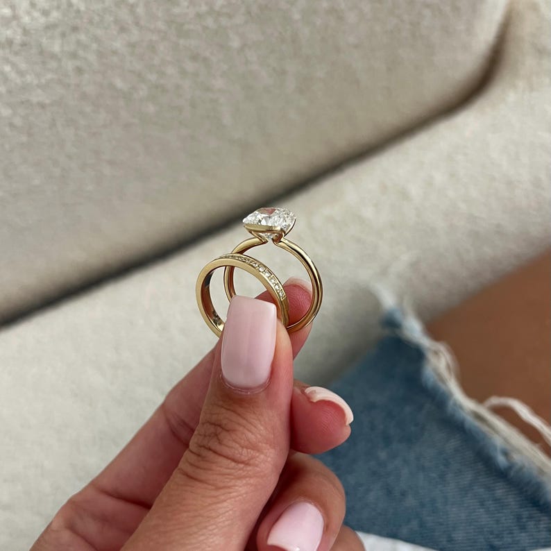 Bespoke engagement ring with profile considerations