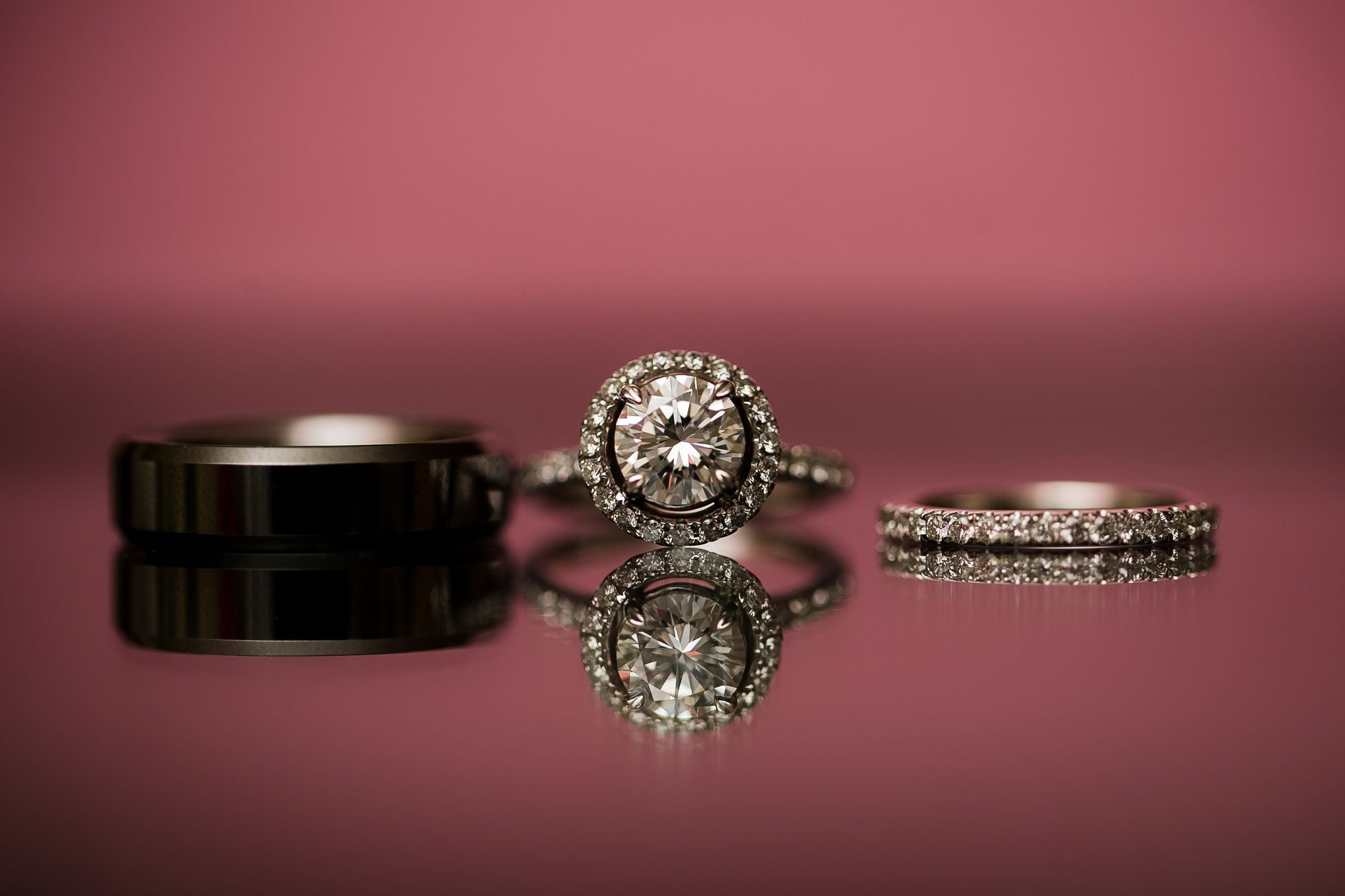 Engagement ring profile designed to sit close to a straight wedding band
