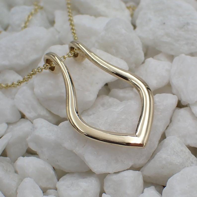 Sculptural ribbon keeper