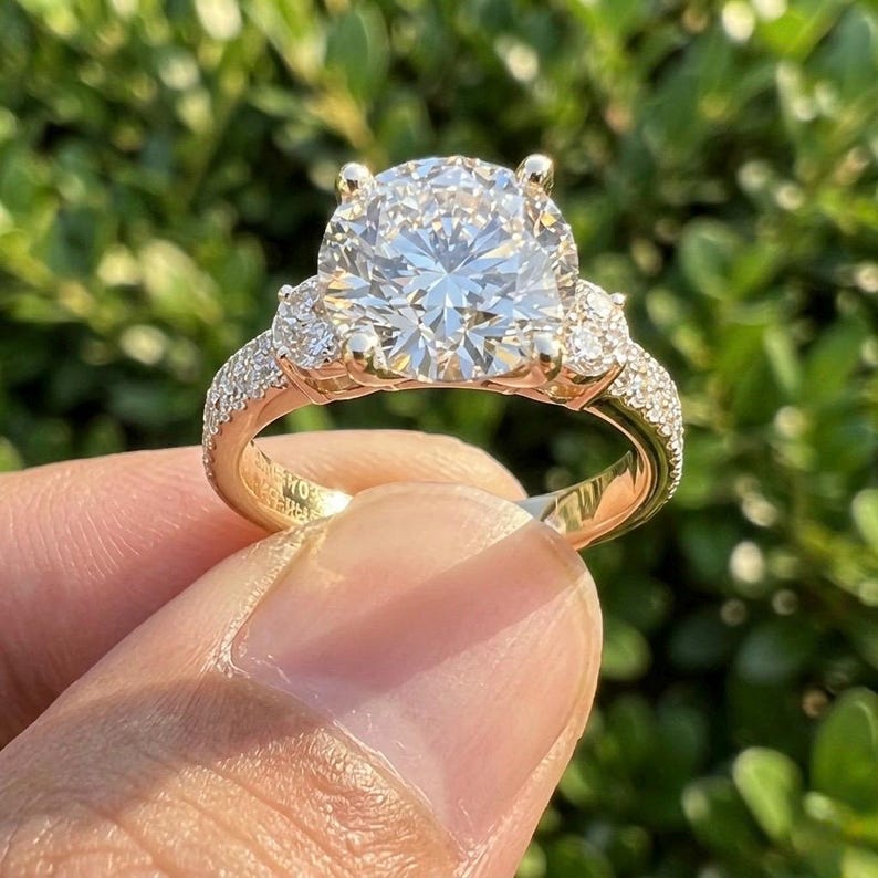 Round brilliant diamond outline for engagement ring design