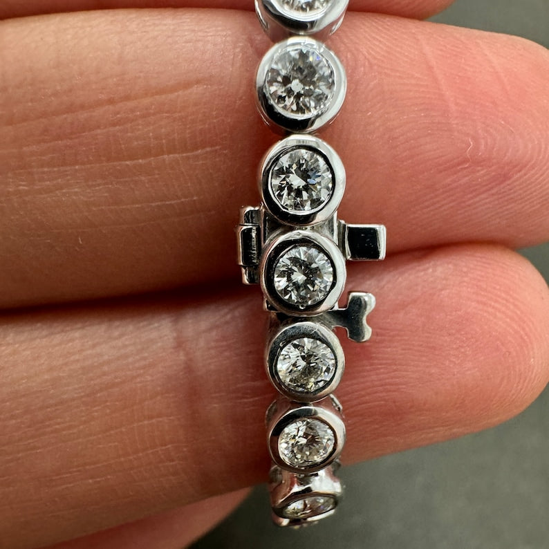 Bezel or half-bezel tennis bracelet
