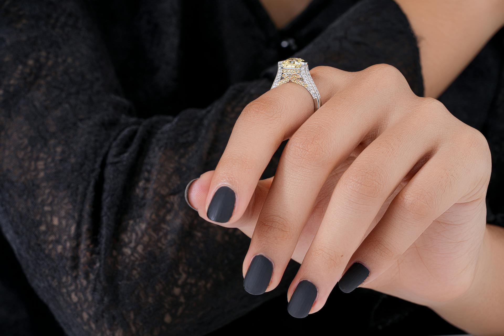 Round brilliant diamond options for bespoke engagement rings
